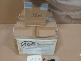 une pile de cartons posés sur une table