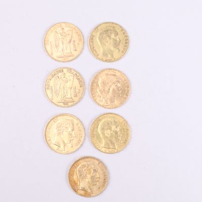 six types différents de pièces d'or sur une surface blanche
