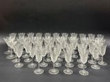 un grand nombre de verres à vin posés sur une table