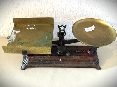 une balance posée sur une table sur laquelle se trouve un bol