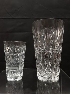 2 vases en cristal ciselé à décor d'étoiles (un défaut de cu…