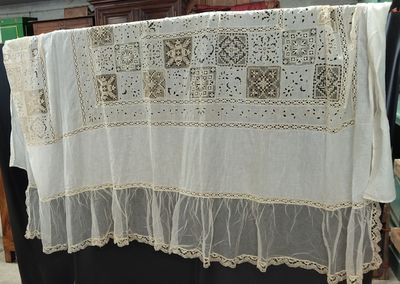 une photo d'une nappe blanche suspendue à un portant à linge