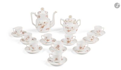 un service de tasses et soucoupes en porcelaine pour le thé et le café