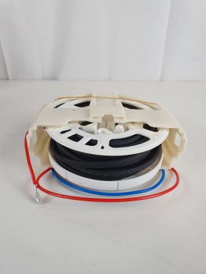 un gros plan d'une bobine de film posée sur une surface blanche