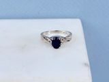 un gros plan d'une bague contenant une pierre noire