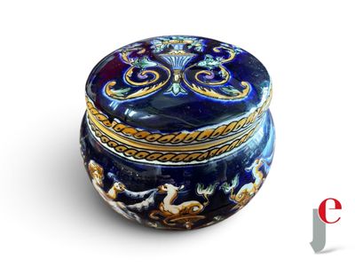 une boîte bleue et dorée posée sur une surface blanche