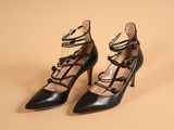 une paire de chaussures noires à talons hauts avec des lacets sur les orteils