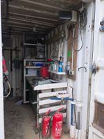 T47: Container maritime blanc avec établi (vide) (photo 3)