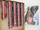 une boîte contenant tout un tas de wagons rouges