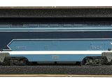 un train bleu dans une boîte sur fond blanc