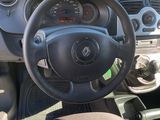 tableau de bord d'une voiture avec un volant et des commandes sur le tableau de bord