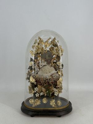 un dôme en verre contenant une figurine