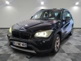 une photo d'un SUV bmw noir garé dans un garage