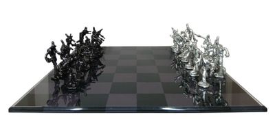 un échiquier en verre sur lequel est disposé un jeu d'échecs