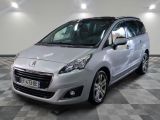 la petite voiture argentée est garée dans une grande pièce