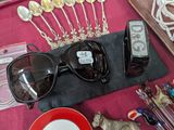 une table sur laquelle se trouvent plusieurs objets et une paire de lunettes de soleil