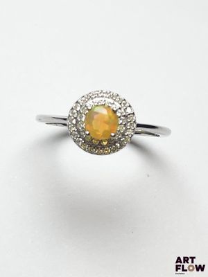 une bague en oplite et diamant sur fond blanc