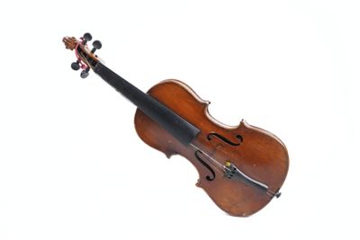 gros plan d'un violon sur fond blanc