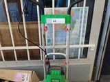 une machine verte garée devant une porte