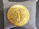 une pièce d'or posée sur un oreiller