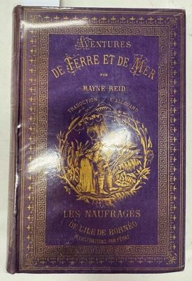 un livre violet orné d'une inscription dorée, posé sur une table