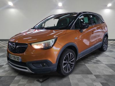 La Vaux orange est garée dans une grande pièce