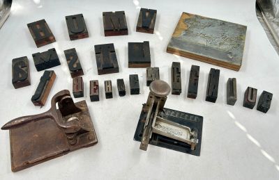 30 / P3 / Lot comprenant une ancienne perforatrice en b…