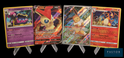Quatre cartes Pokémon sont alignées les unes à côté des autres sur un fond noir.
