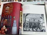 un livre ouvert avec des photos de personnes dans une pièce