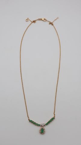 Collier en or jaune 18 carats 750 millièmes à décor d'un pendenti...