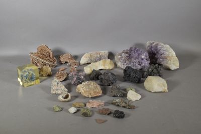de nombreux types de roches et de pierres sur la table