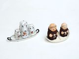 deux figurines représentant un homme et un chien sur un bateau