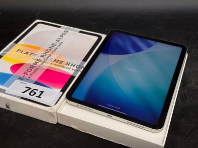un gros plan d'une boîte contenant un téléphone
