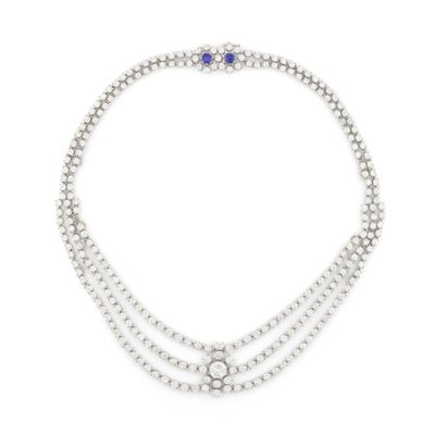 un collier de perles à trois rangs, orné de saphirs et de diamants