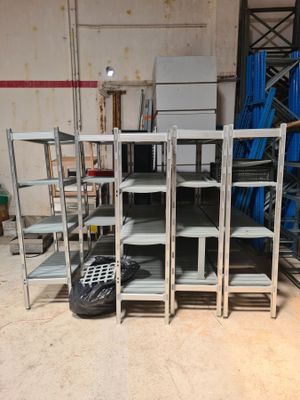 une pile d'étagères et une paire de chaussures par terre