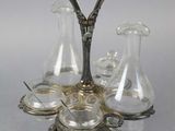 un plateau en argent sur lequel est posé un vase en verre
