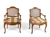 une paire de fauteuils à dossier en rotin de style Louis XV