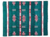 un tapis vert orné de motifs rouges et blancs