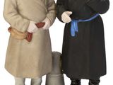 deux figurines représentant deux hommes debout l'un à côté de l'autre