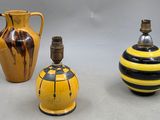 trois vases posés l'un à côté de l'autre sur une table