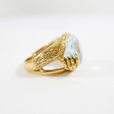 Bague : en or 750 mil. poli et texturé à décor de deux patte…