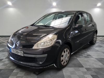 la photo d'une voiture noire garée dans un garage
