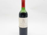 une bouteille de vin posée sur une table