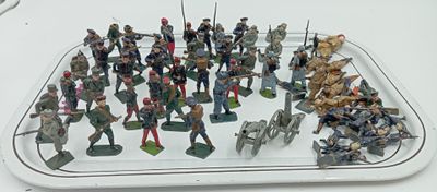 tout un tas de figurines posées sur un plateau