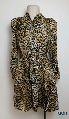 une robe à imprimé léopard pour femme posée sur un mannequin