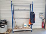 un porte-manteau sur lequel est accroché un manteau, dans un garage