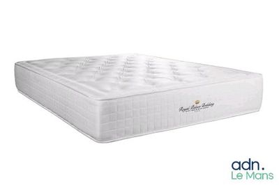 le matelas est en mousse et ne comporte pas de draps