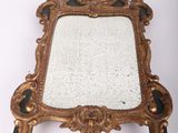 un miroir ancien avec un cadre doré sur fond blanc