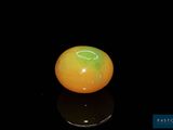 une orange posée sur une surface noire