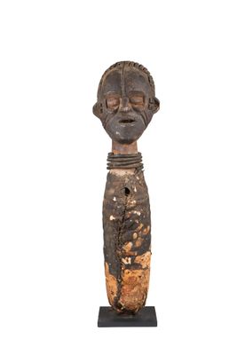 une vieille statue en bois représentant un homme dont la tête est dotée d'un visage